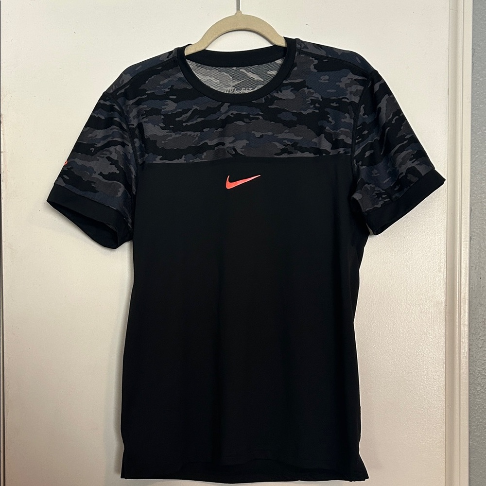 Nike Men's Black and Gray Camo Dri Fit Tee